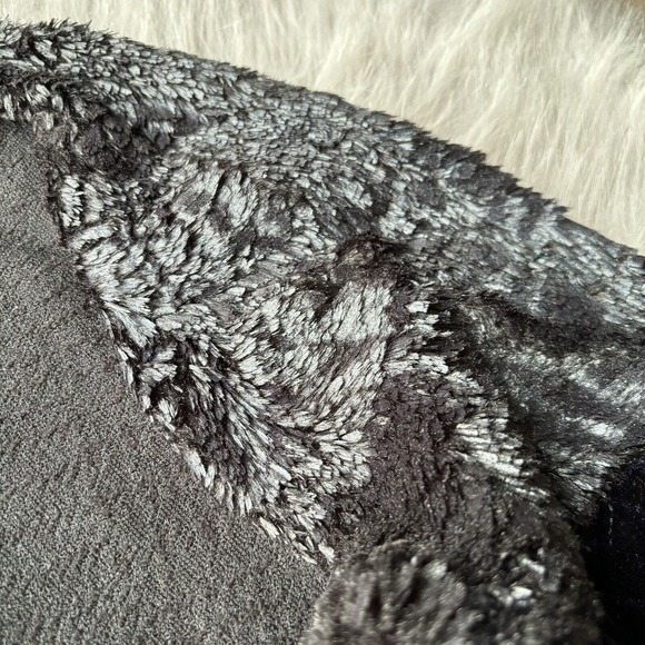 Basic House Sweater Sz M Long Sleeve Pullover Crushed Velvet Faux Fur Blue Grey - Picture 5 of 13